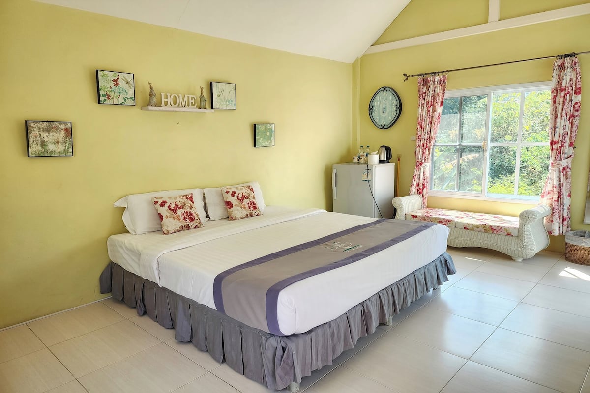 Summer Sky | 1 bedroom, desk, iron/ironing board, rollaway beds