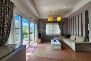 Midnight Sky | デスク、アイロン / アイロン台、可動式ベッド、WiFi (無料)