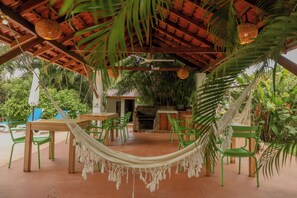 32-inch Smart TV with digital channels, Netflix, books - Hotel Villa Del Sol (Sardinal)