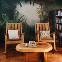 エコノミールーム | リビング エリア | 32 インチのスマートテレビ (デジタル放送視聴可)、Netflix、書庫