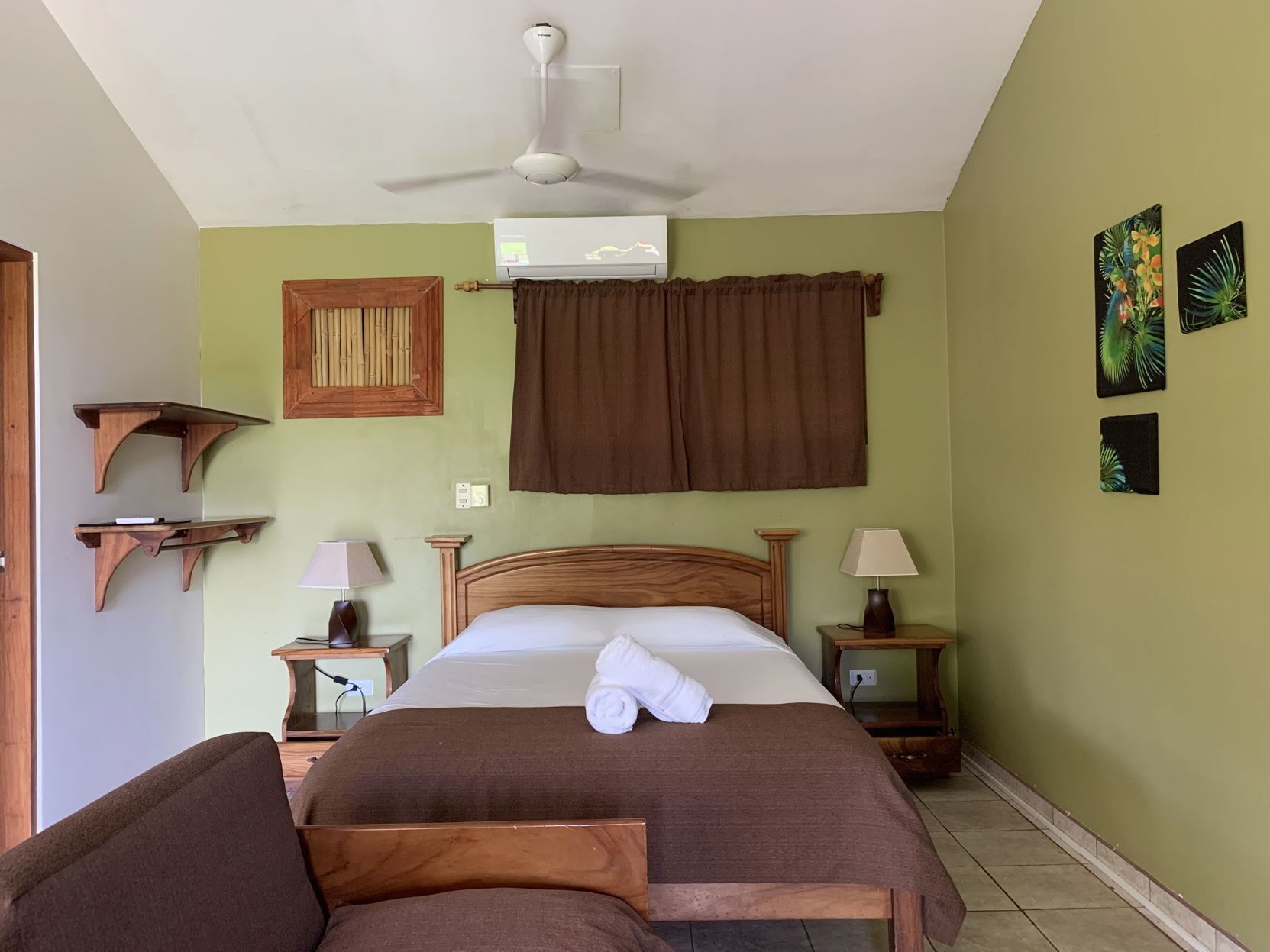 Premium bedding, minibar, free WiFi, bed sheets