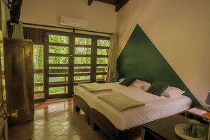 Dobbelt- eller tomannsrom – superior, hageutsikt | Sengetøy av topp kvalitet, minibar, wi-fi (inkludert) og sengetøy