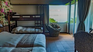 Een kamer met stapelbedden, een dagbed en uitzicht op de omgeving.