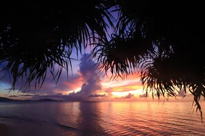 Trên bãi biển, lặn với ống thở, thuyền buồm 