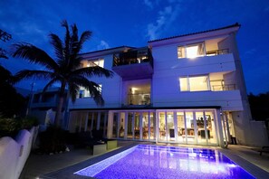 Utendørsbasseng, bassengparasoller og solsenger