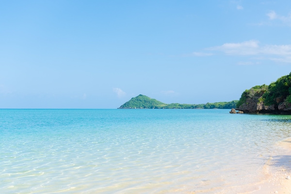 På stranden, snorkling og seiling