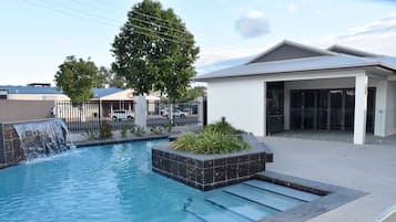 Una piscina al aire libre