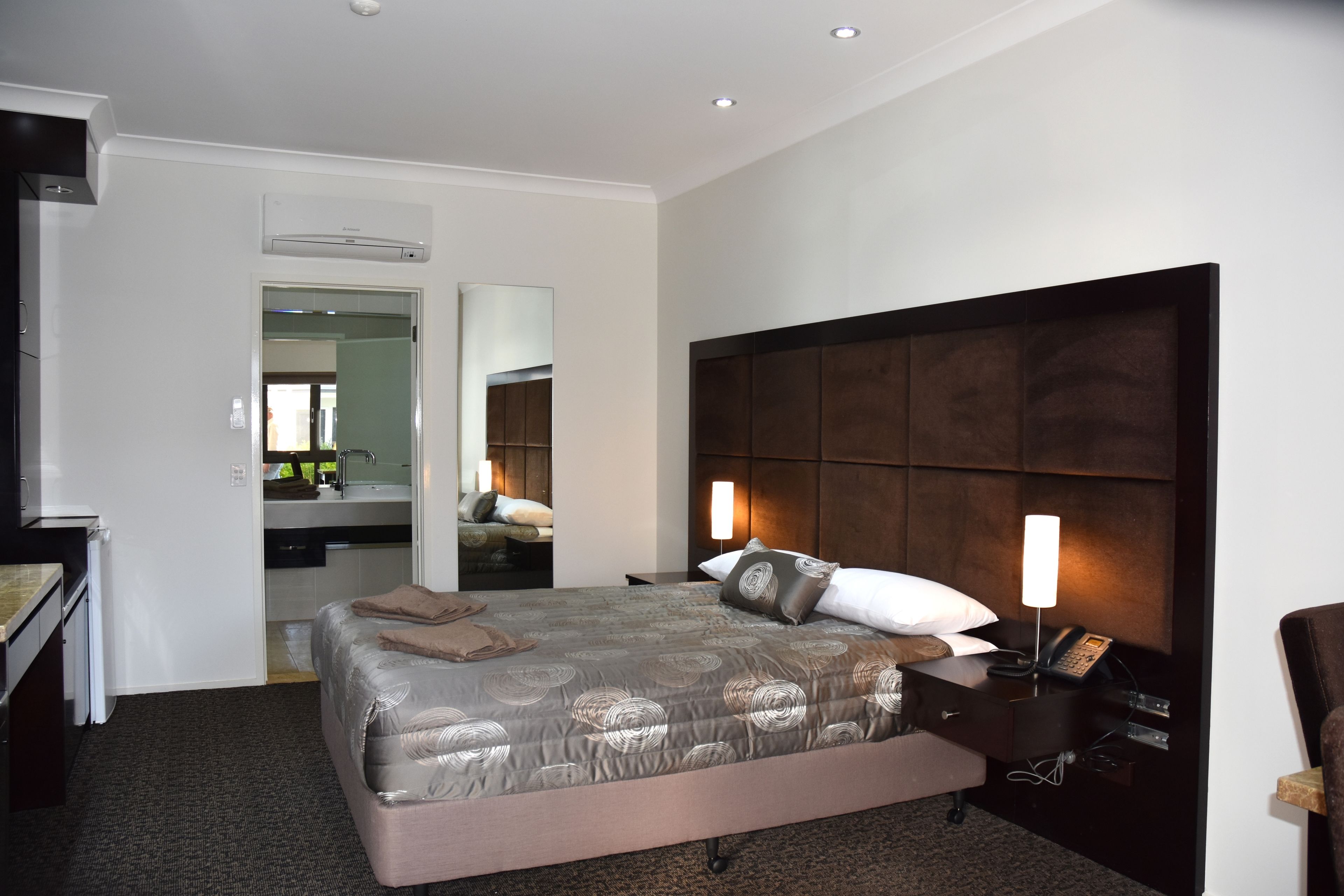 エグゼクティブ ルーム | 高級寝具、デスク、防音設備、アイロン / アイロン台