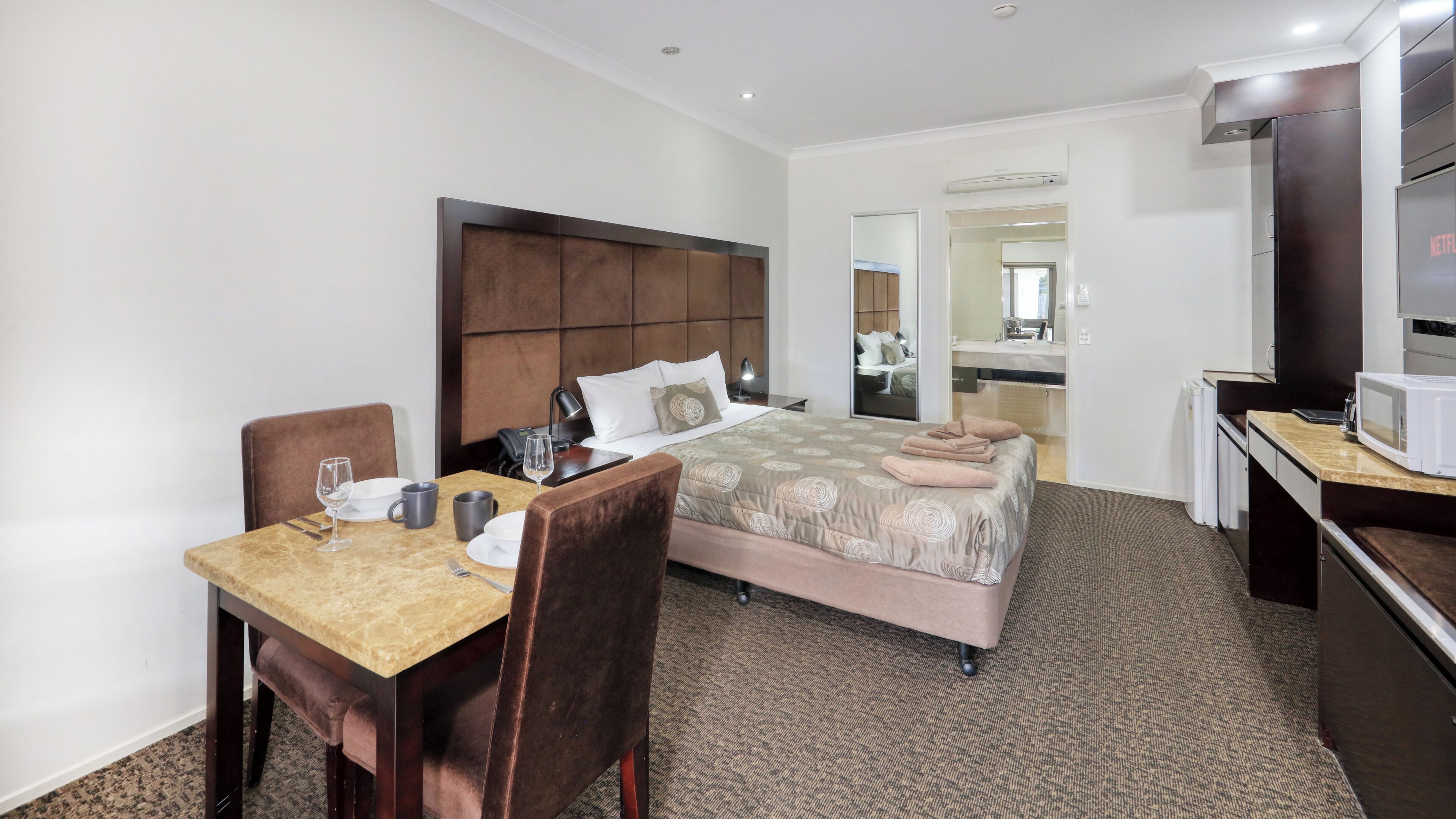 Chambre Exécutive | Literie de qualité supérieure, bureau, chambres insonorisées