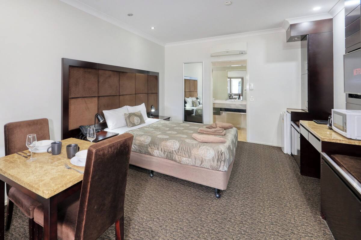 Executive Queen | Premium bedding, desk, soundproofing, iron/ironing board