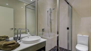 Self Contained Apartment | Bathroom | Shower, free toiletries, hair dryer, towels