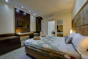 Premium bedding, desk, soundproofing, iron/ironing board - Western Downs Motor Inn (Miles)