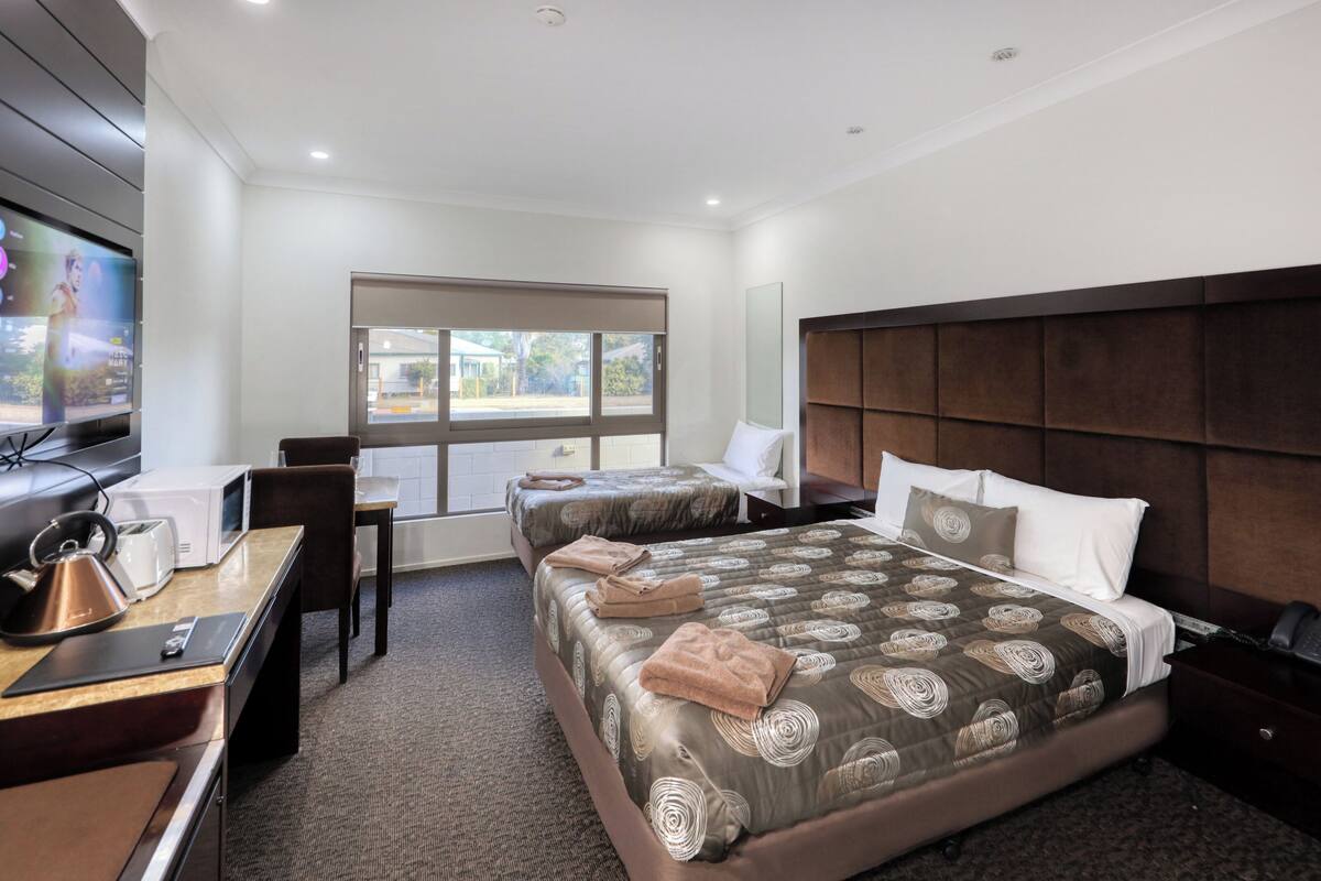 Twin Room | Premium bedding, desk, soundproofing, iron/ironing board