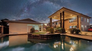 Una piscina al aire libre