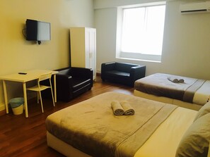 Escritorio, wifi gratis y ropa de cama 