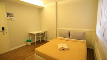 xDeluxe Room with Common Bathroom | Bathroom | Shower, free toiletries, hair dryer, towels