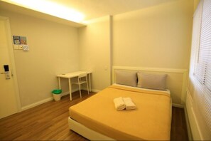 xDeluxe Room with Common Bathroom | Baño | Regadera, amenidades de baño gratuitas, secadora de cabello, toallas 