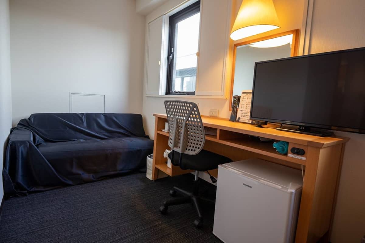 1 bedroom, desk, free wifi, bed sheets