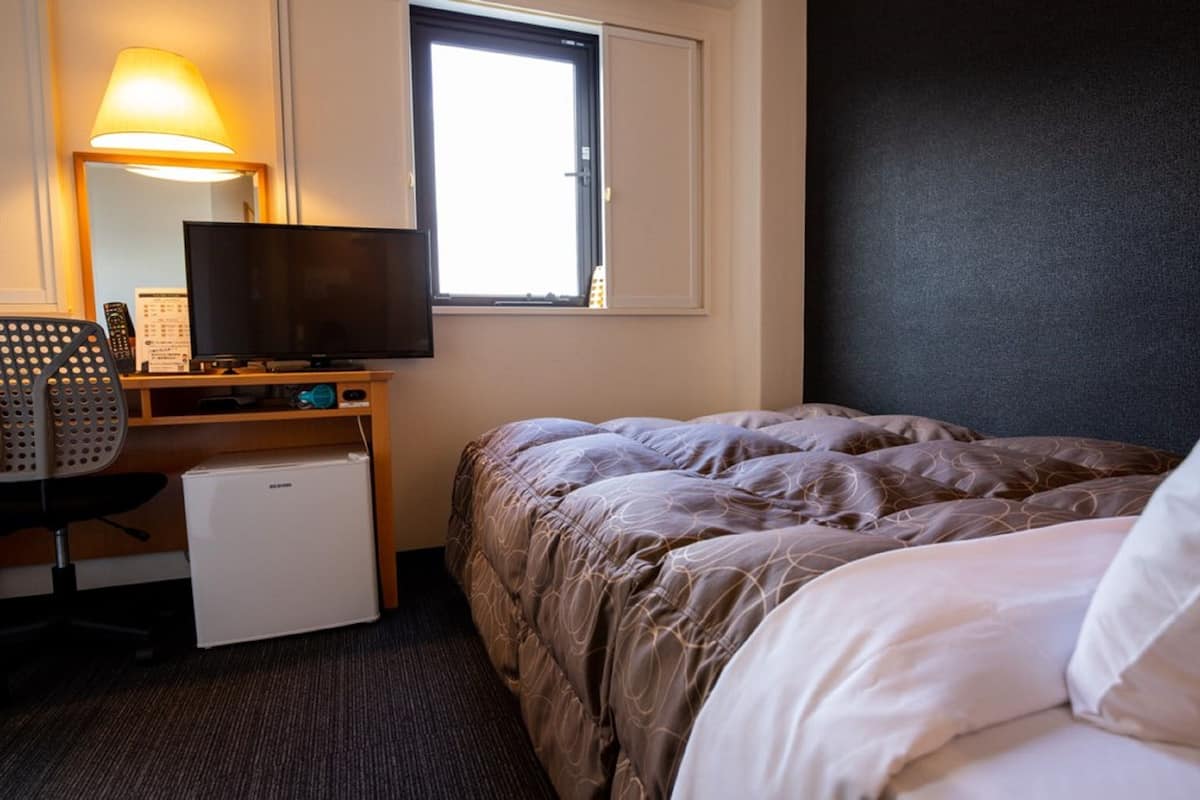 1 bedroom, desk, free wifi, bed sheets