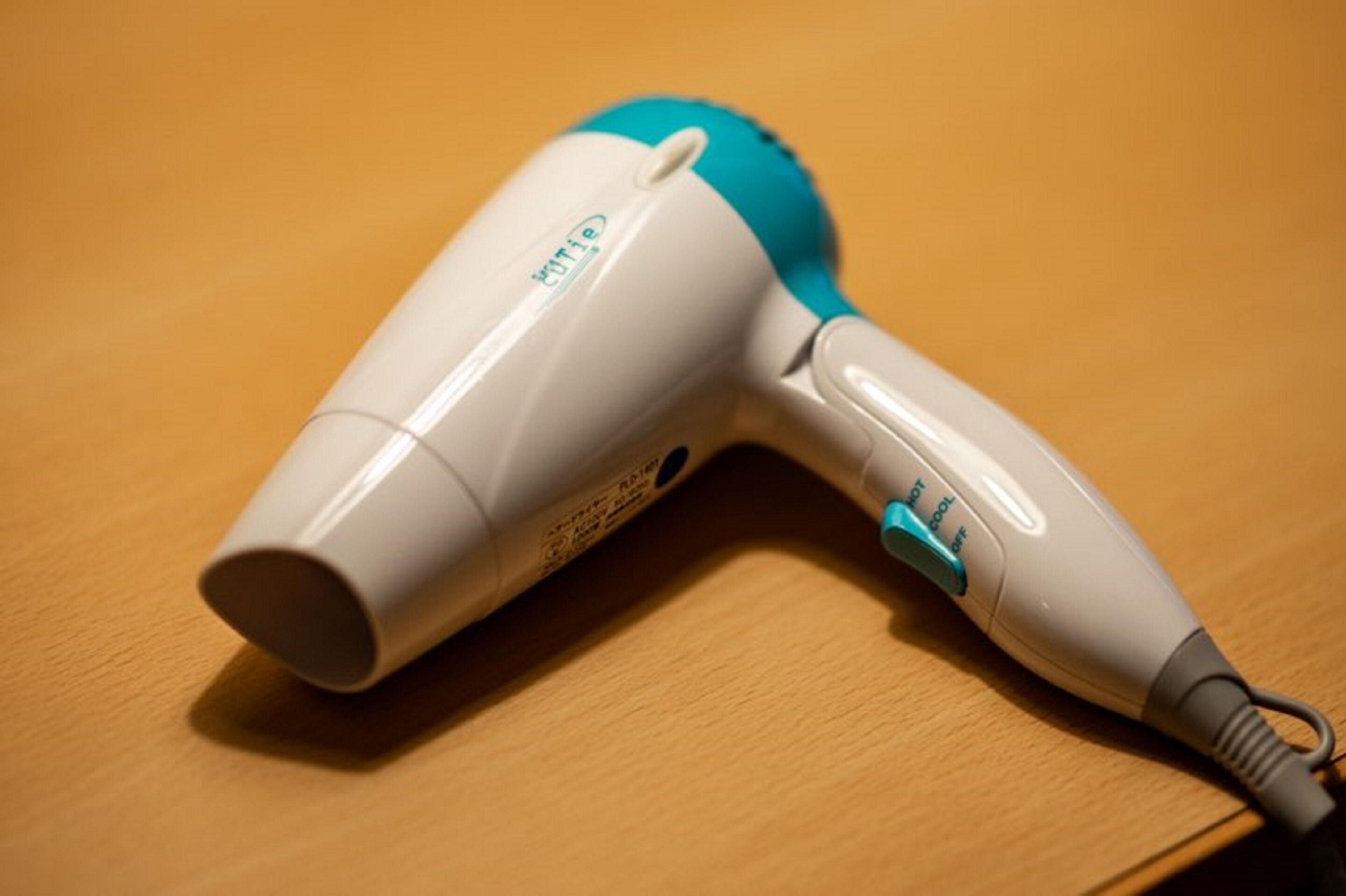 combined shower/bathtub, hair dryer, slippers, bidet