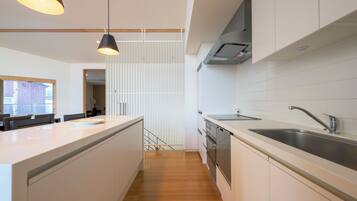 House, 3 Bedrooms | Private kitchen | Full-size fridge, microwave, oven, stovetop