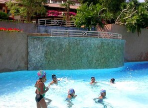 Kolam renang outdoor