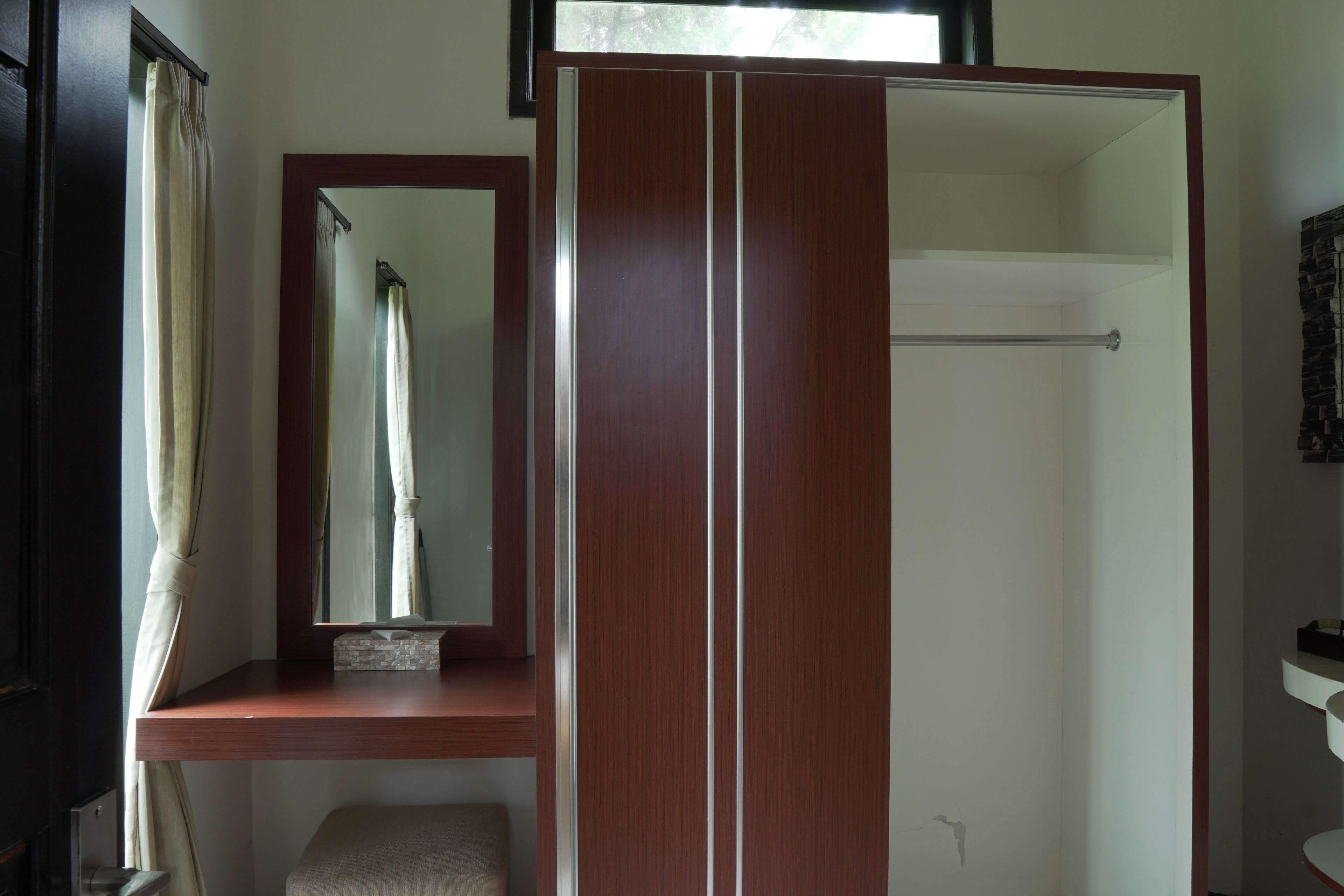 standard double room | bathroom | shower, free toiletries, hair dryer, towels