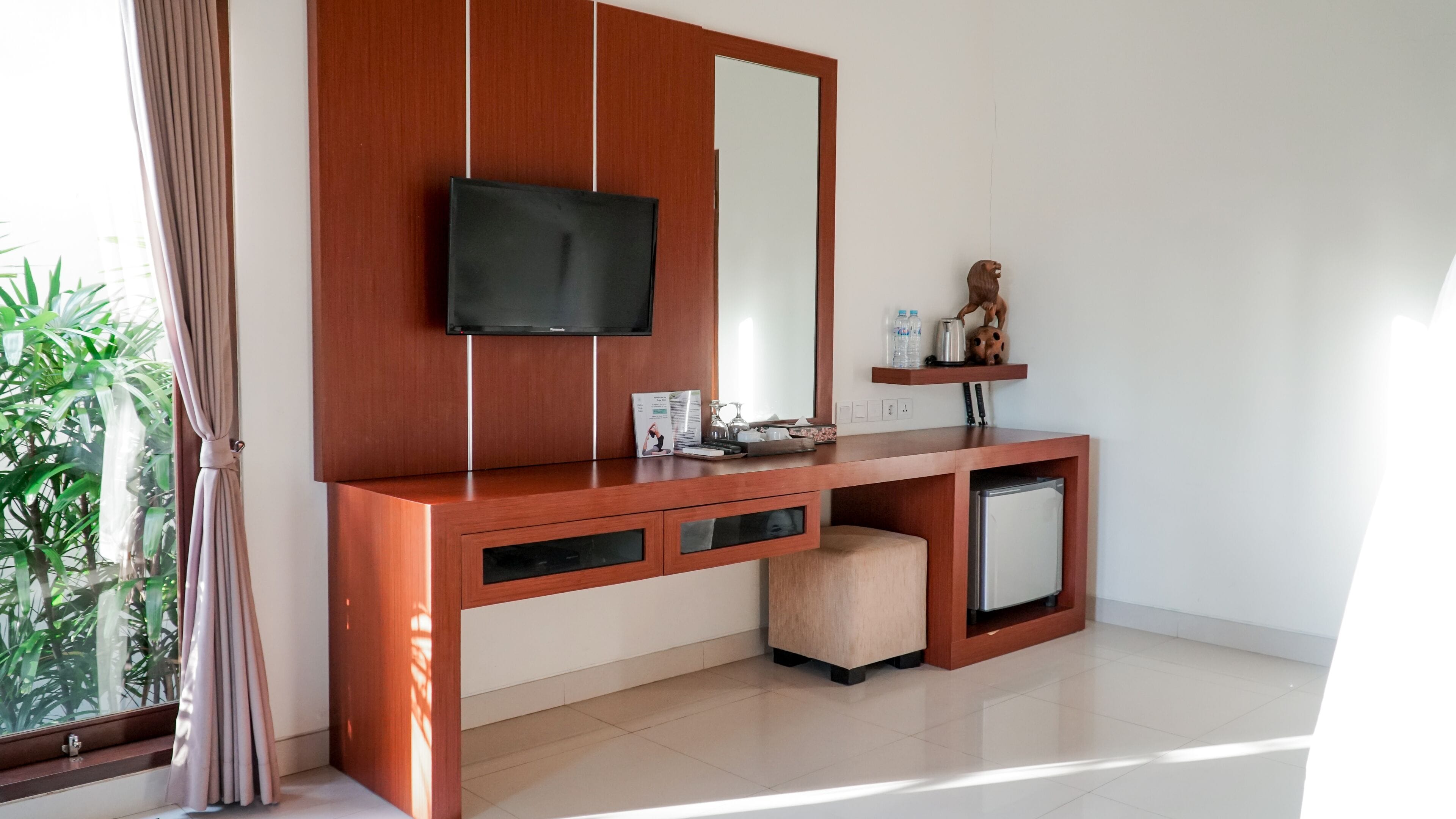 suite, 1 king bed | 1 bedroom, minibar, in-room safe, desk