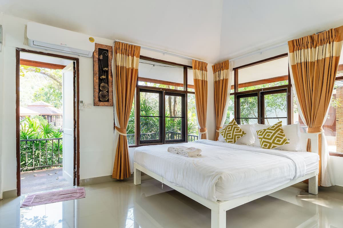 Standard Room, 1 King Bed, Pets allowed | Free WiFi, bed sheets