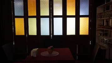 Se sirven desayunos, almuerzos, cenas y cocina tailandesa