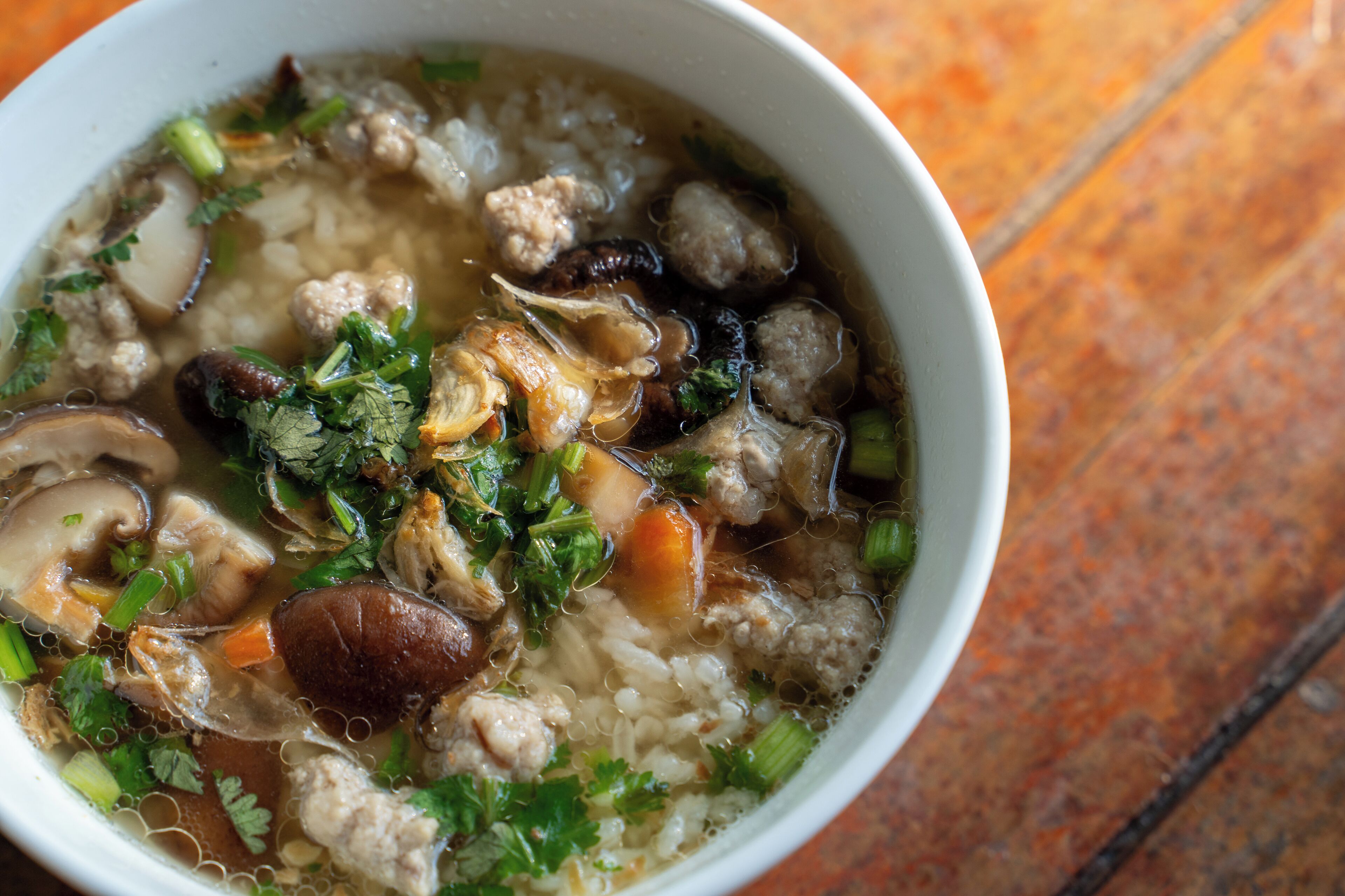 Eine Schüssel Suppe mit verschiedenen Zutaten.