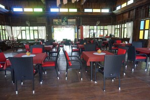 Petit déjeuner, déjeuner et dîner servis sur place, plats Cuisine thaï 