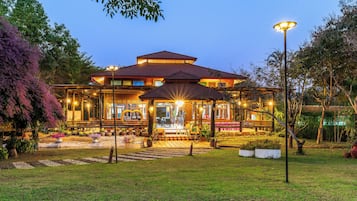 Breakfast, lunch, dinner served; Thai cuisine