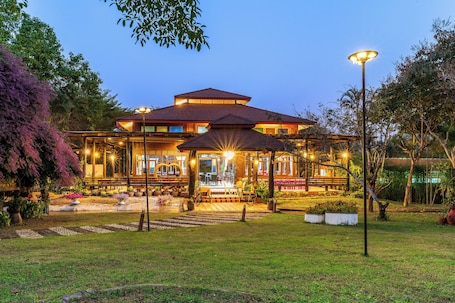 Breakfast, lunch, dinner and brunch served . De Bua Valley
