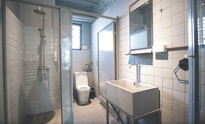 Family Room, Private Bathroom | Bathroom | Free toiletries, bidet, towels