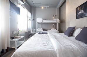 Family Room Shared Bathroom For 3 - 4 Persons