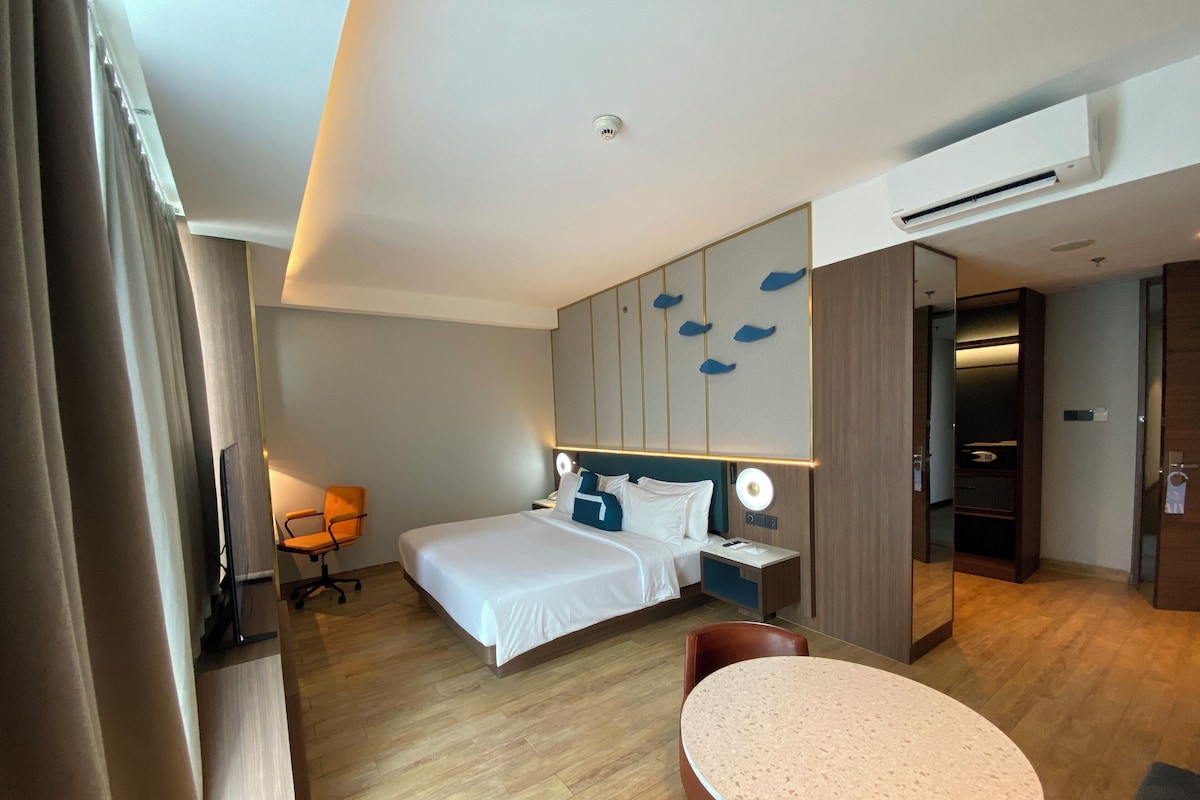 Room, 1 King Bed (Panoramic Grand Premier) | In-room safe, desk, blackout curtains, free WiFi