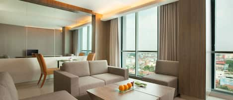 Suite Room King | Living room | 32-inch LCD TV with cable channels, TV