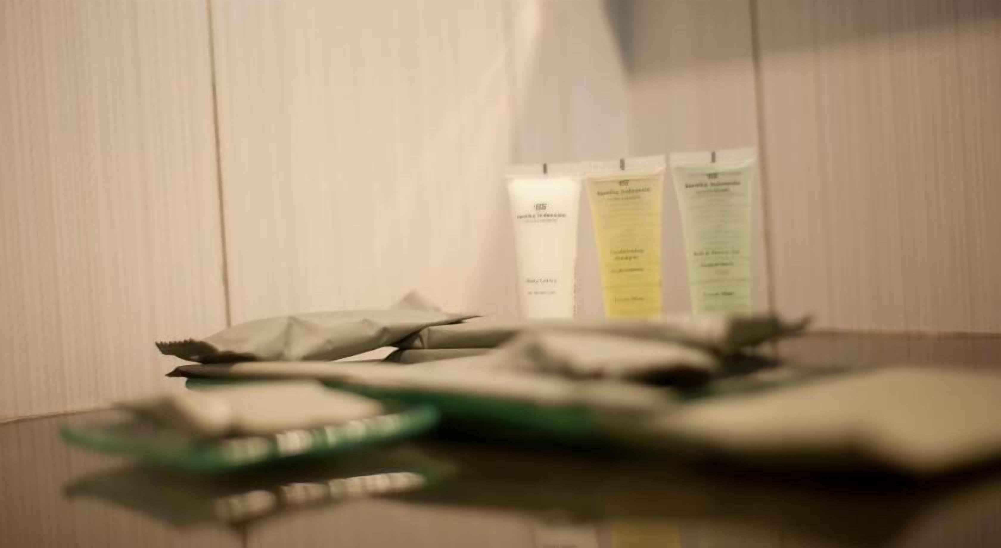 Bathroom amenities | Shower, free toiletries, slippers, towels