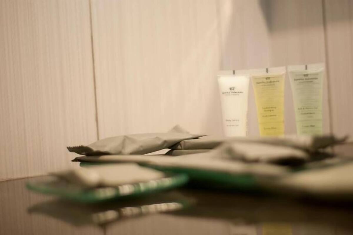 Bathroom amenities | Shower, free toiletries, slippers, towels