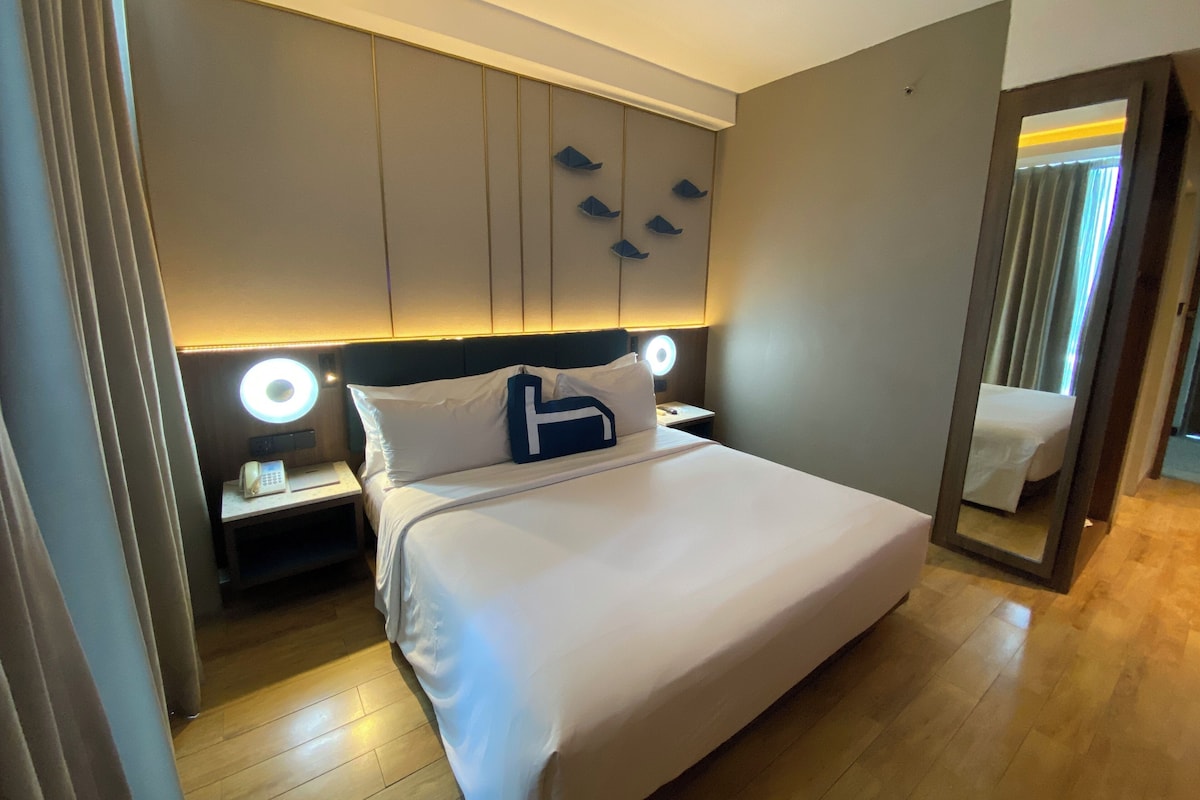 Room, 1 Queen Bed (Cityscape) | In-room safe, desk, blackout curtains, free WiFi