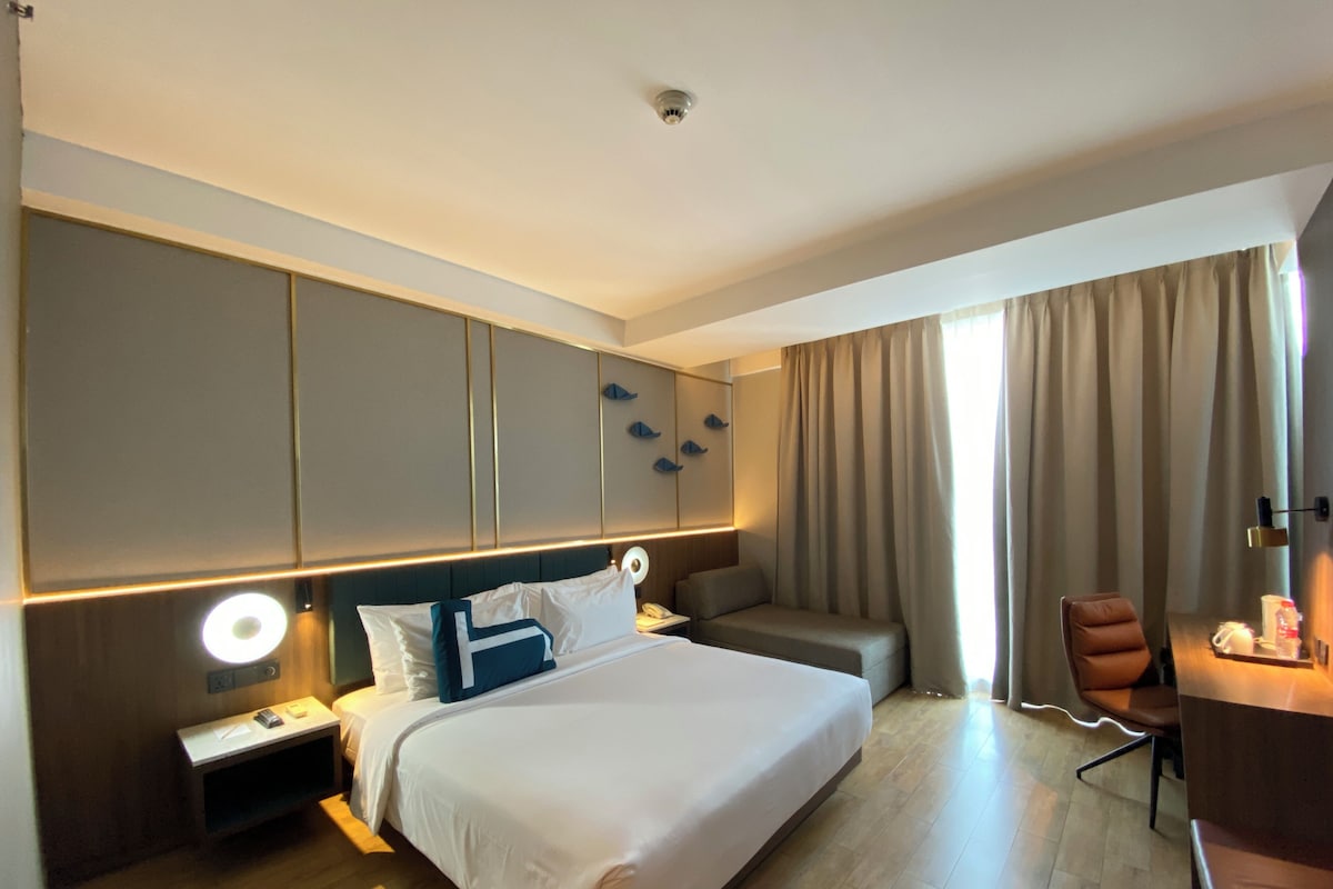 Room, 1 Queen Bed (Skyline) | In-room safe, desk, blackout curtains, free WiFi