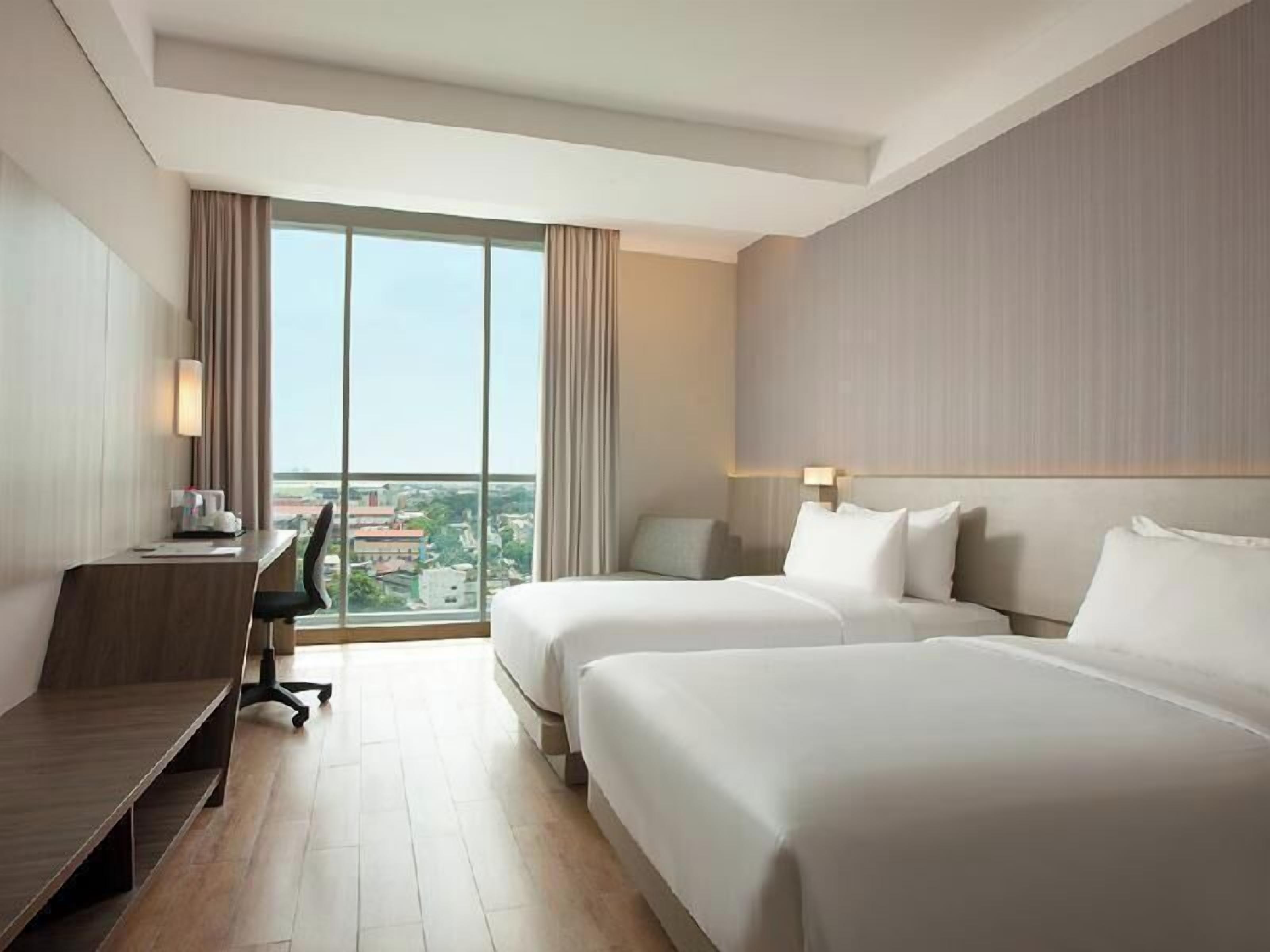 Zimmersafe, Schreibtisch, Verdunkelungsvorhänge, Zustellbetten