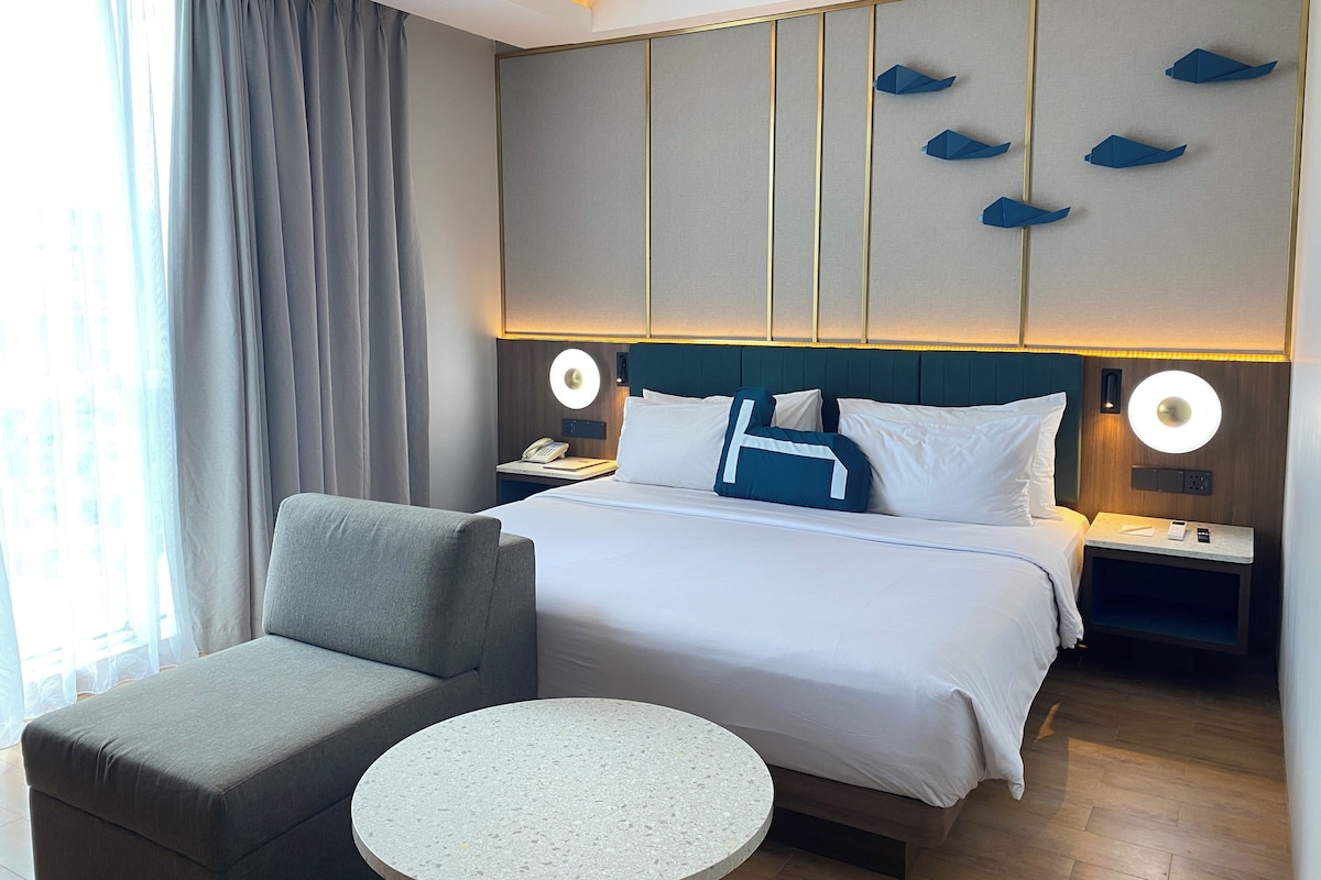 Premier Room, 1 King Bed (Panoramic) | In-room safe, desk, blackout curtains, free WiFi