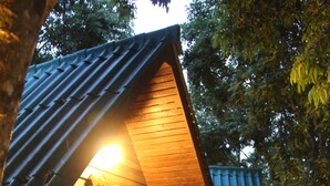A wooden house with a sloped roof and a porch with a table and chairs. - Banmaihom Amphawa (Amphawa)