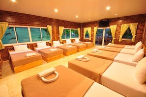 Reuoen Itt | โต๊ะทำงาน, เตียงเสริม/เปล, Wi-Fi ฟรี