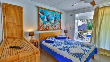 Brankas, didekorasi berbeda-beda, dan setrika/meja setrika