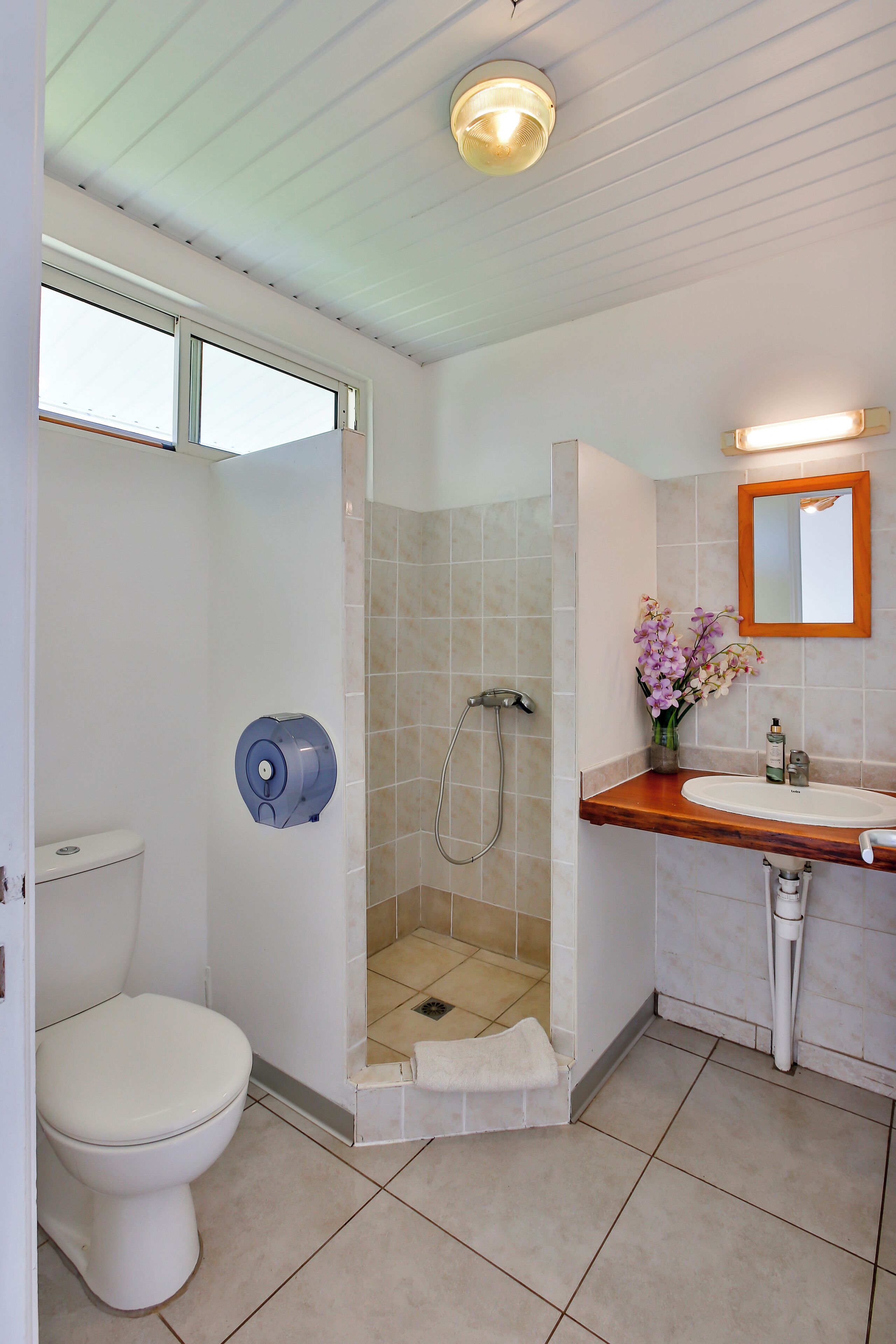 Un baño con inodoro, ducha y lavamanos.