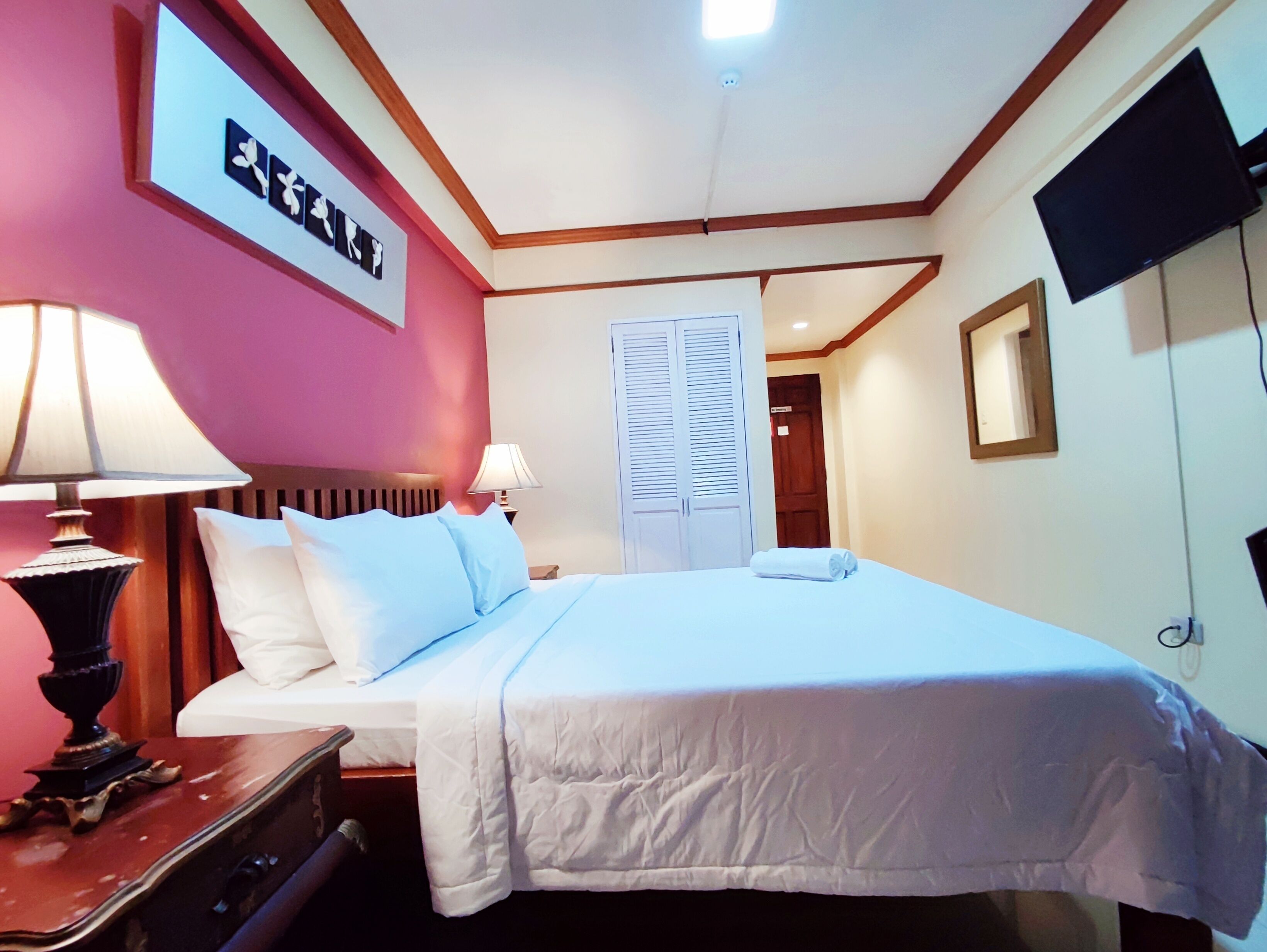 deluxe double room | desk, rollaway beds, bed sheets