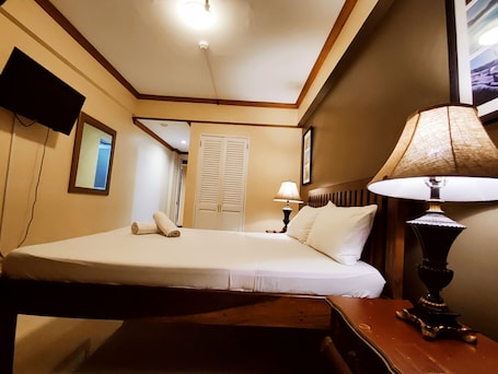 Escritorio, camas plegables/adicionales y ropa de cama